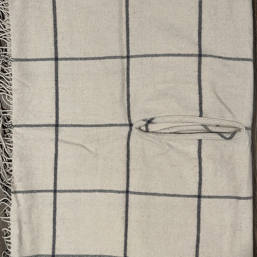 Checkered shawl - Picture 2 of 2